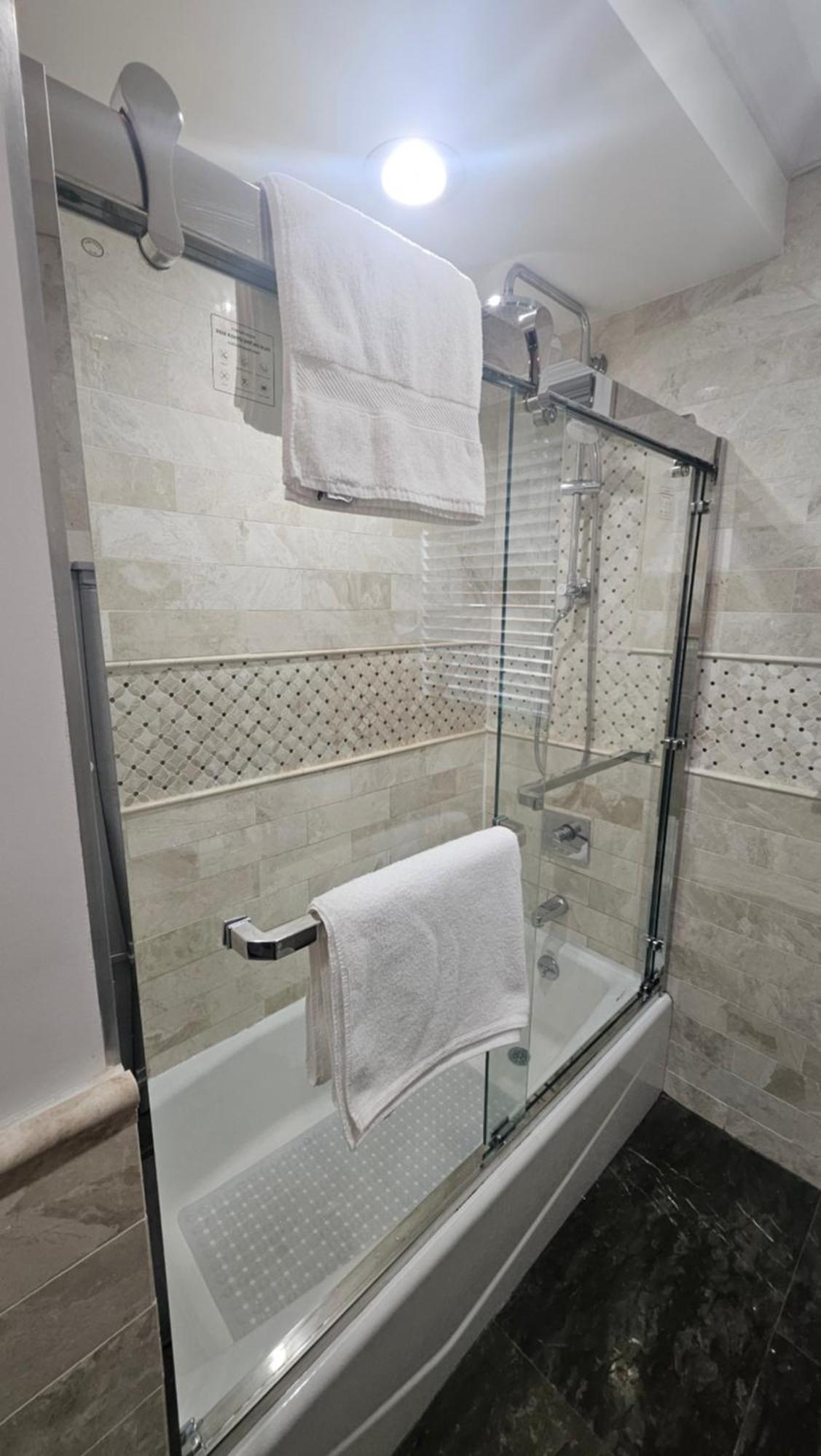 Luxury Hotel-Style Room In Queens, ニューヨーク エクステリア 写真